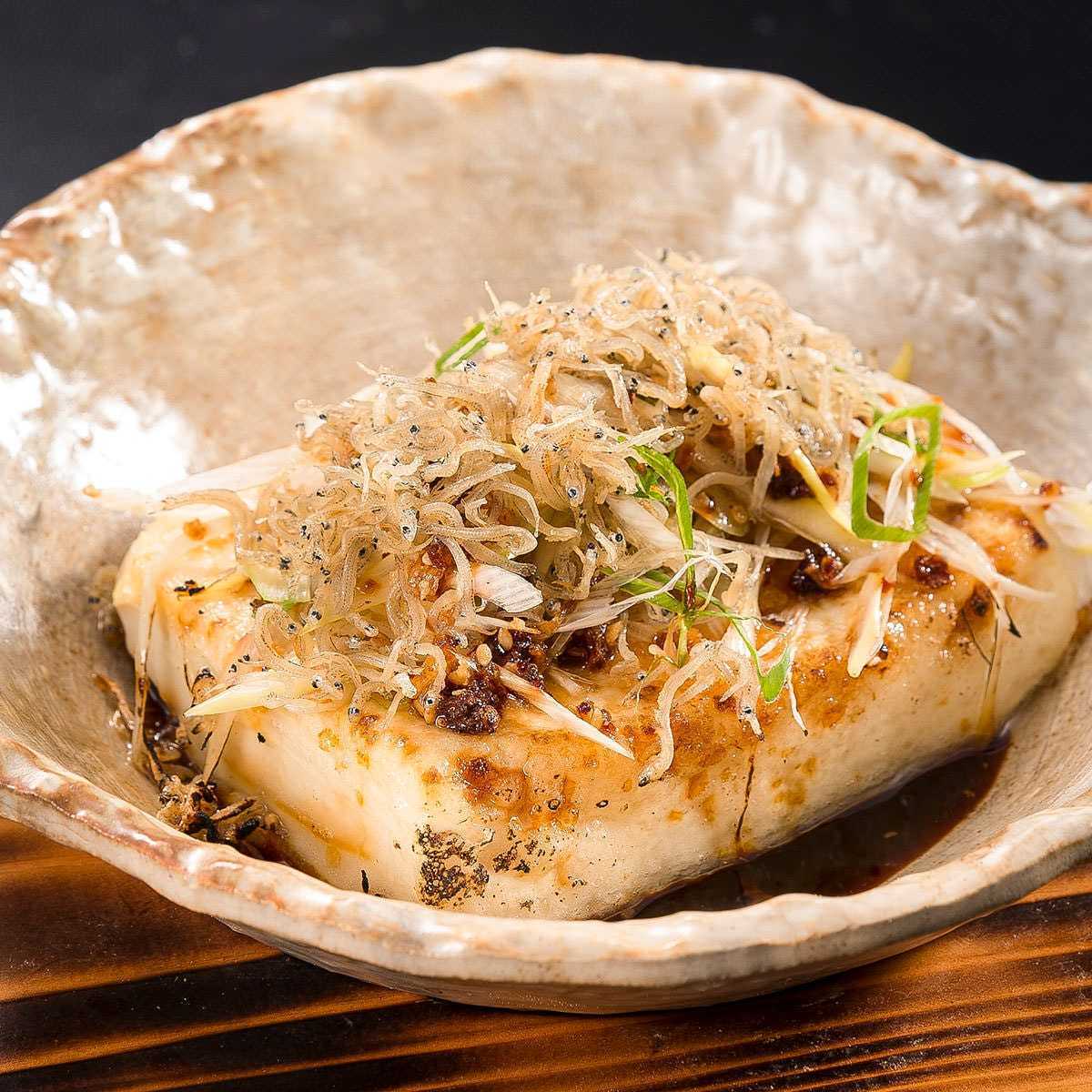 Grilled tofu with small sardines and green onions