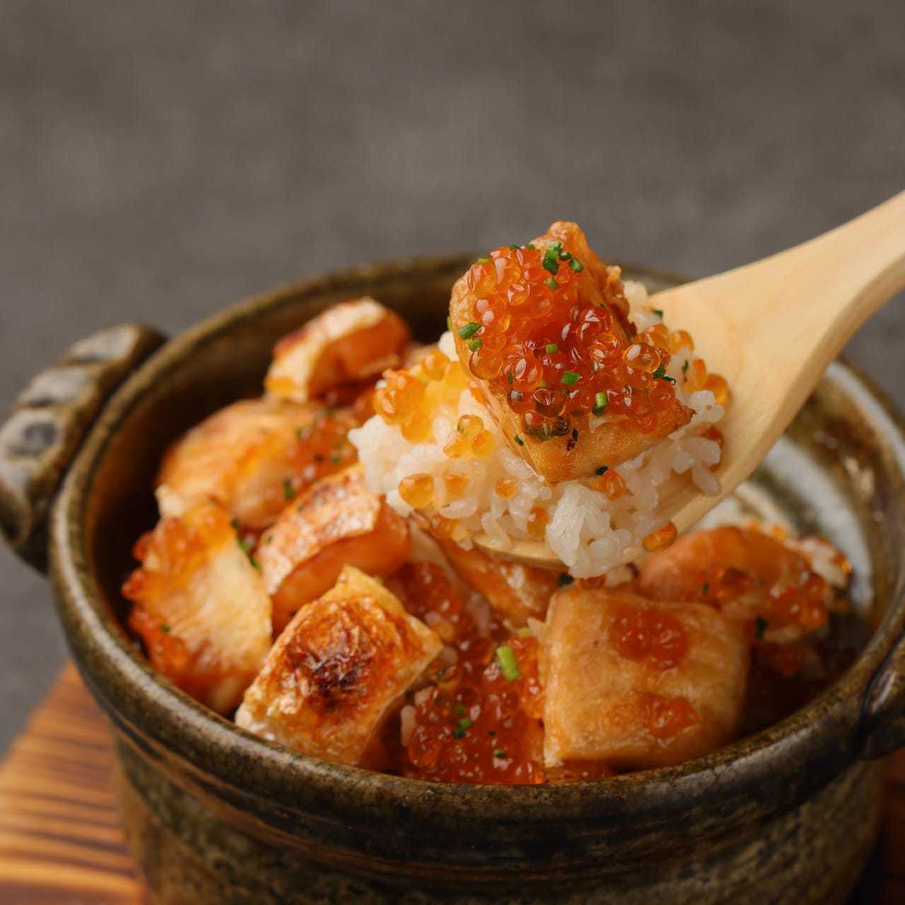 Salmon belly and salmon roe rice in a clay pot