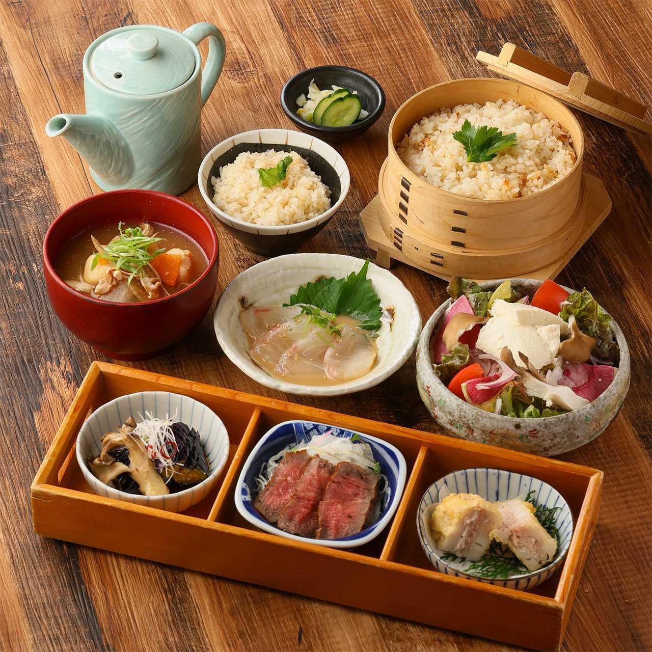 One soup and five side dishes (sesame-marinated sea bream, roast beef, deep-fried lotus root with shrimp, rolled omelet with crab sauce)