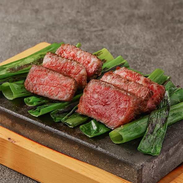 Comparison of two types of Kuroge Wagyu beef sirloin and lean steak
