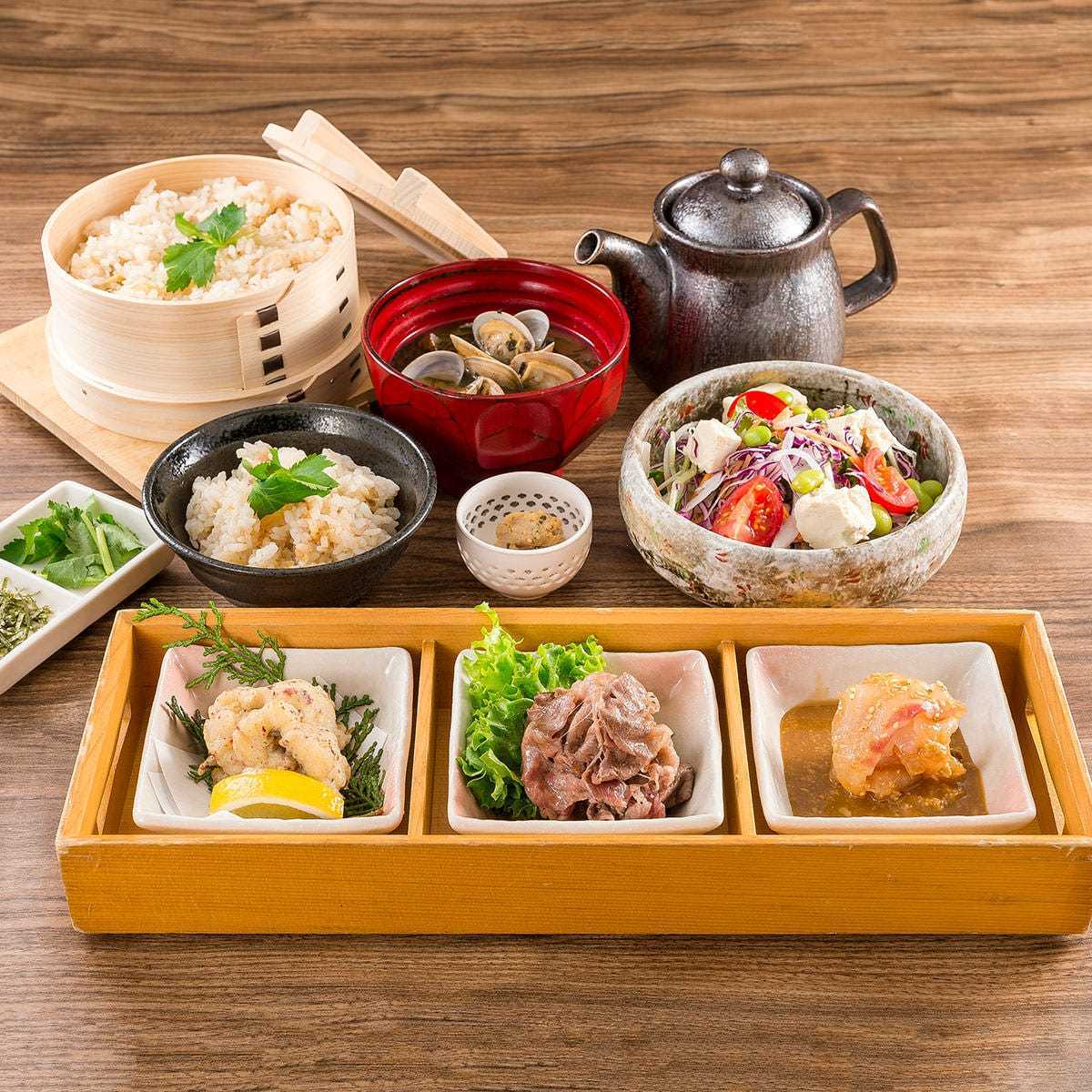 A meal of soup and four dishes (sesame-marinated sea bream, domestic roast beef, and seasonal fried food)