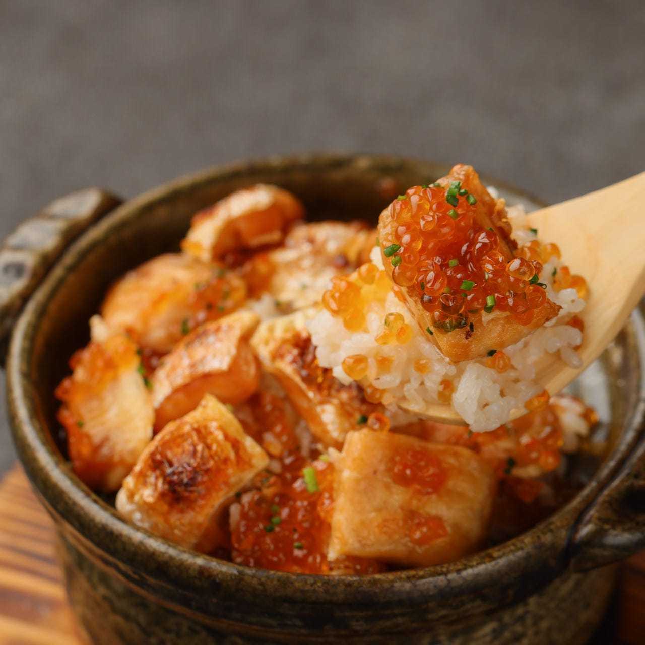Salmon belly and salmon roe rice in clay pot