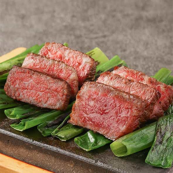 Comparison of two types of Kuroge Wagyu beef: sirloin and lean lava steak