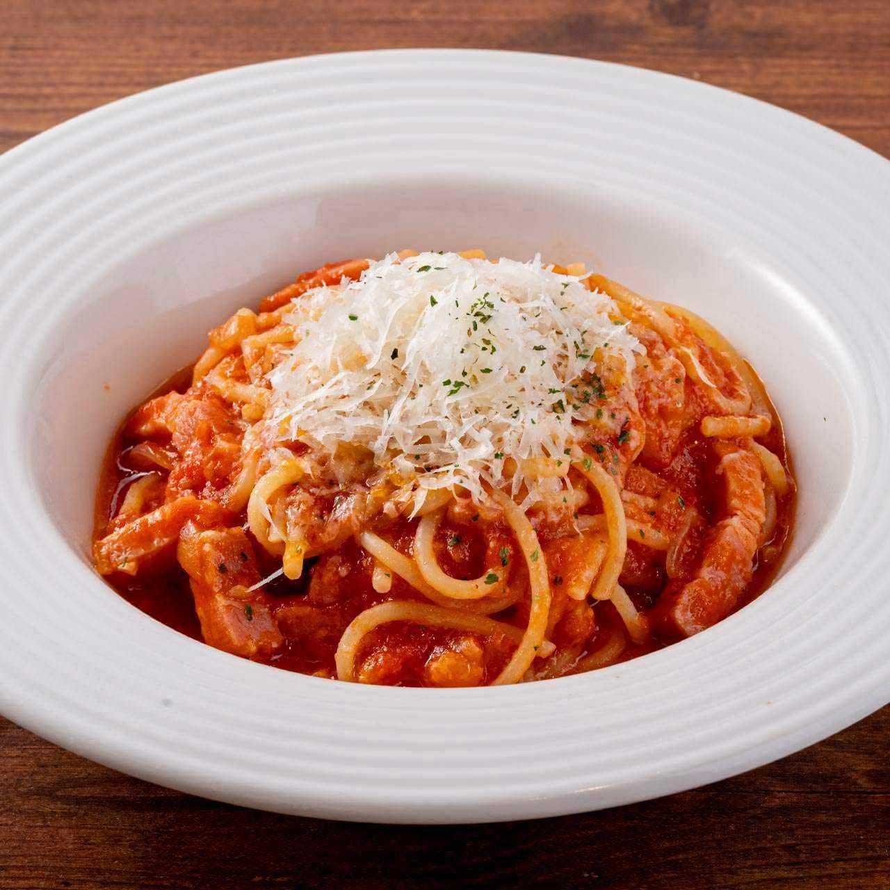 ベーコン、オニオン、チーズの トマトソースアマトリチャーナ