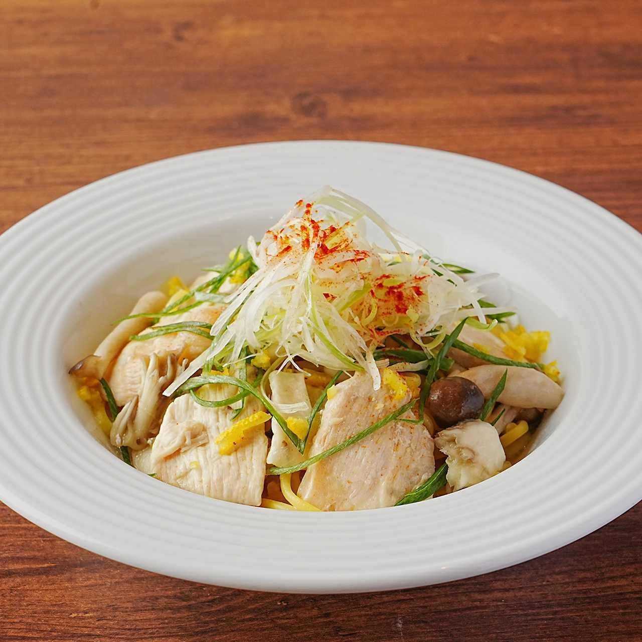 柚子香る蒸し鶏とキノコの 和風スパゲッティ