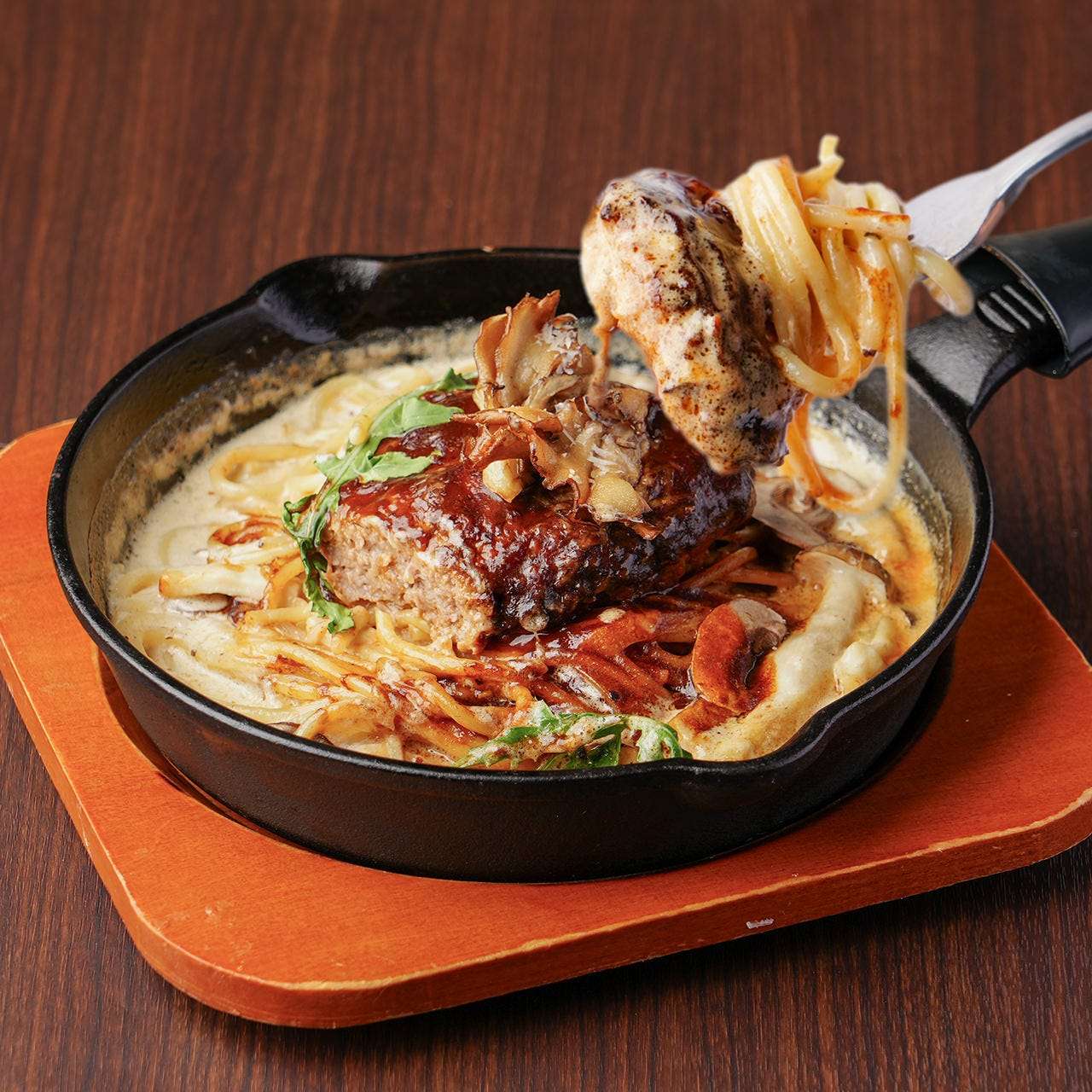 黒毛和牛ハンバーグと3種キノコのクリームソーススパゲッティ