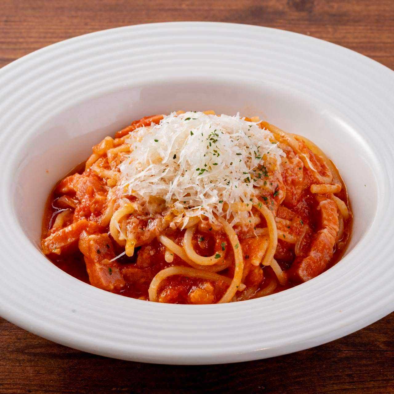 “Amatriciana”番茄酱配培根、洋葱和奶酪