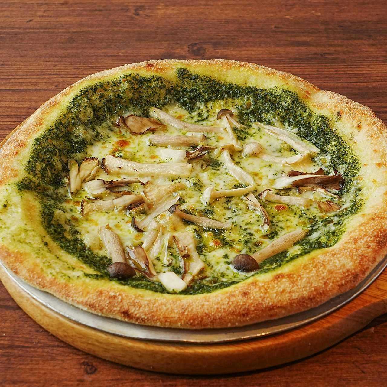 キノコとバジルソースのピザ “フンギジェノバ”