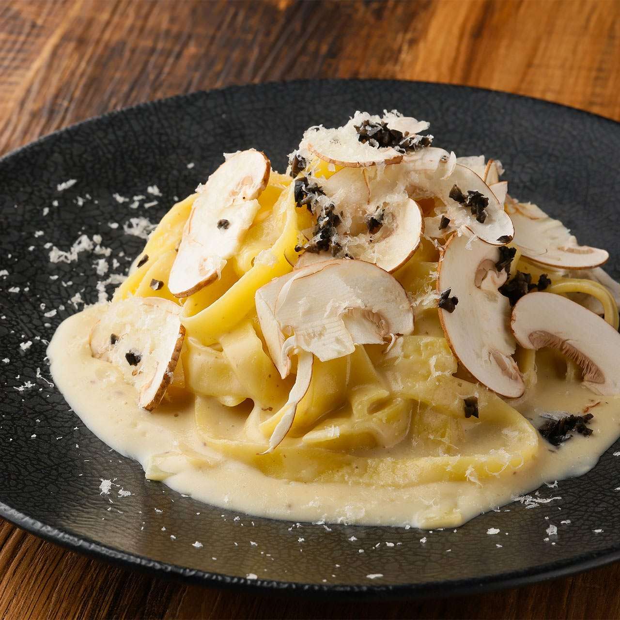 トリュフとブラウンマッシュルームの濃厚クリームパスタ