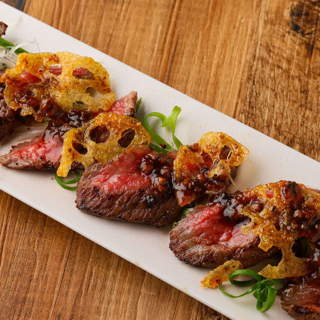 和牛の炙りときんぴら蓮根　有馬山椒と大葉のソース