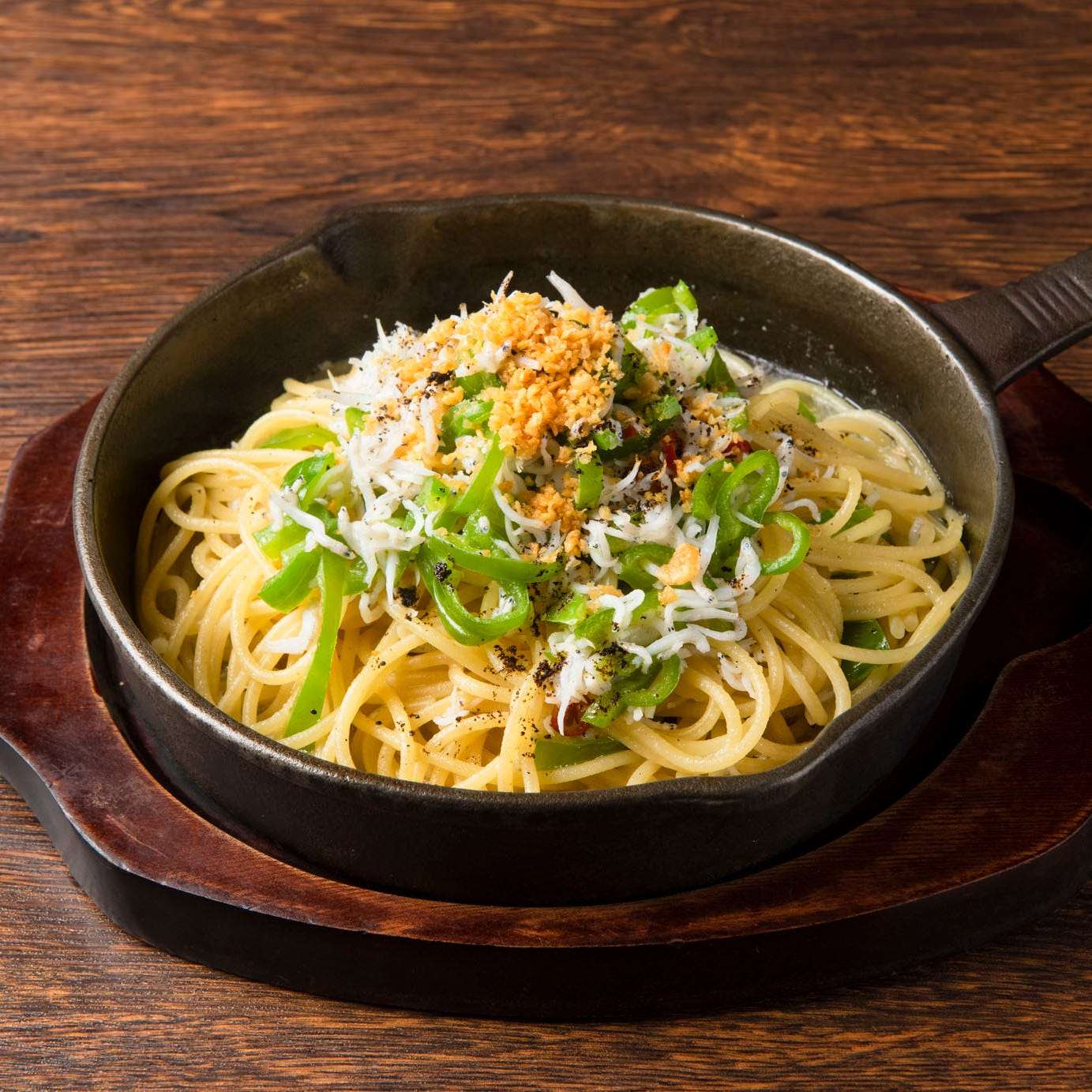 万願寺唐辛子としらすの
ペペロンチーノスパゲッティ 原了郭の黒��七味