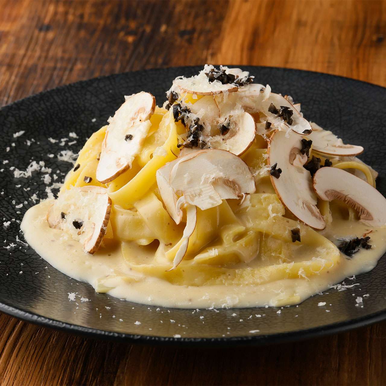 トリュフとブラウンマッシュルームの濃厚クリームパスタ