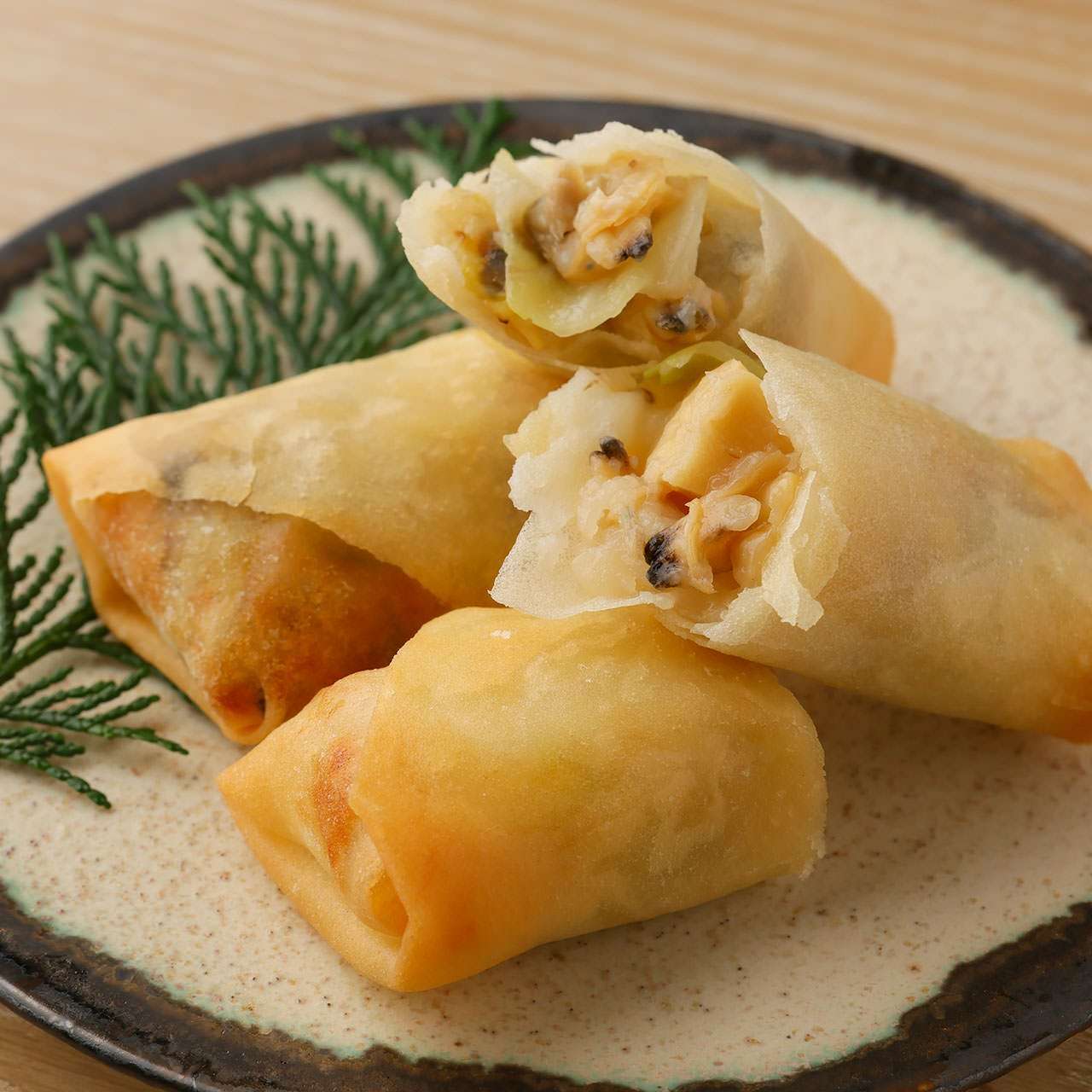 浅利と春キャベツの貝出汁春巻き