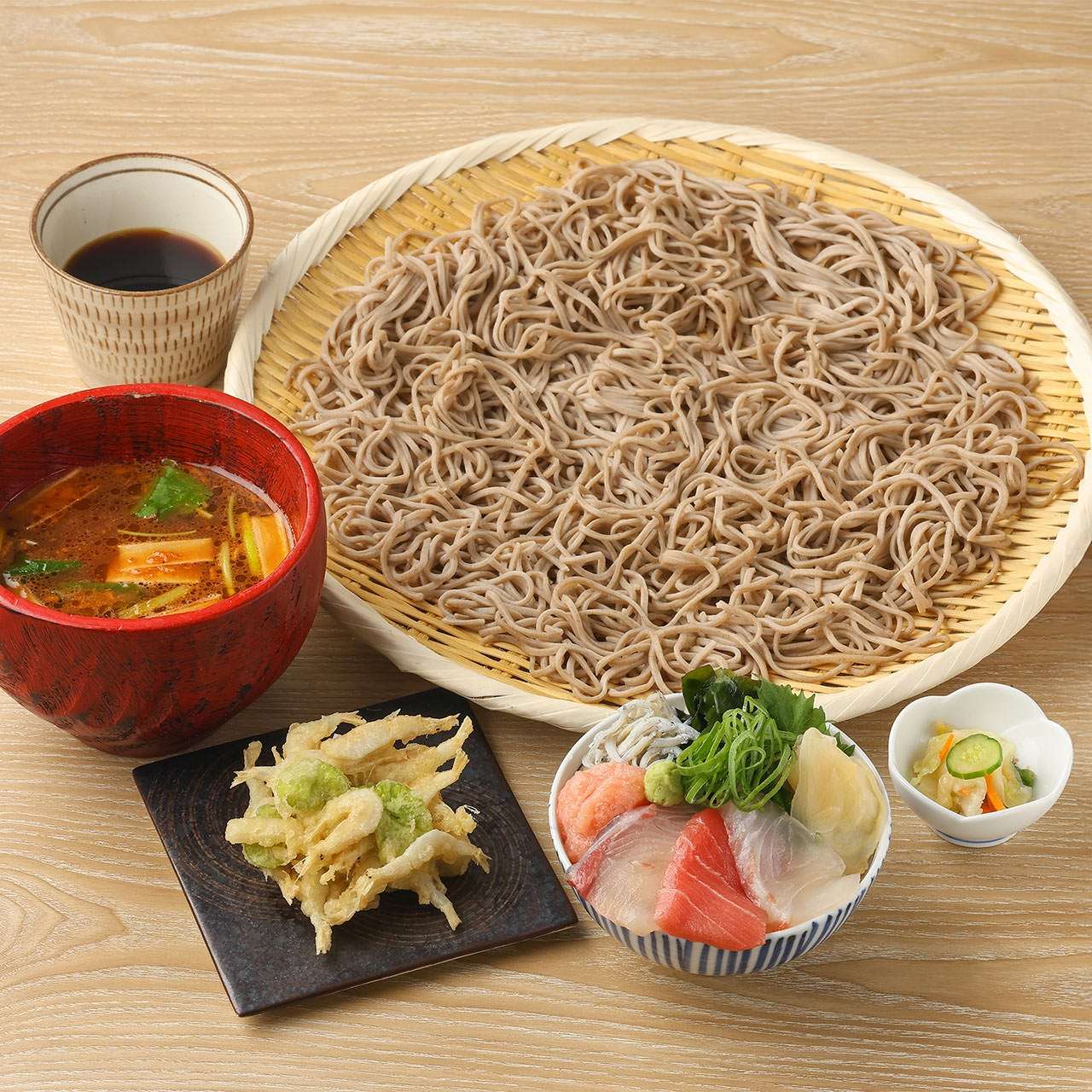 荞麦面套餐，盛在托盘上，配上虾味噌汤和一小份海鲜盖饭