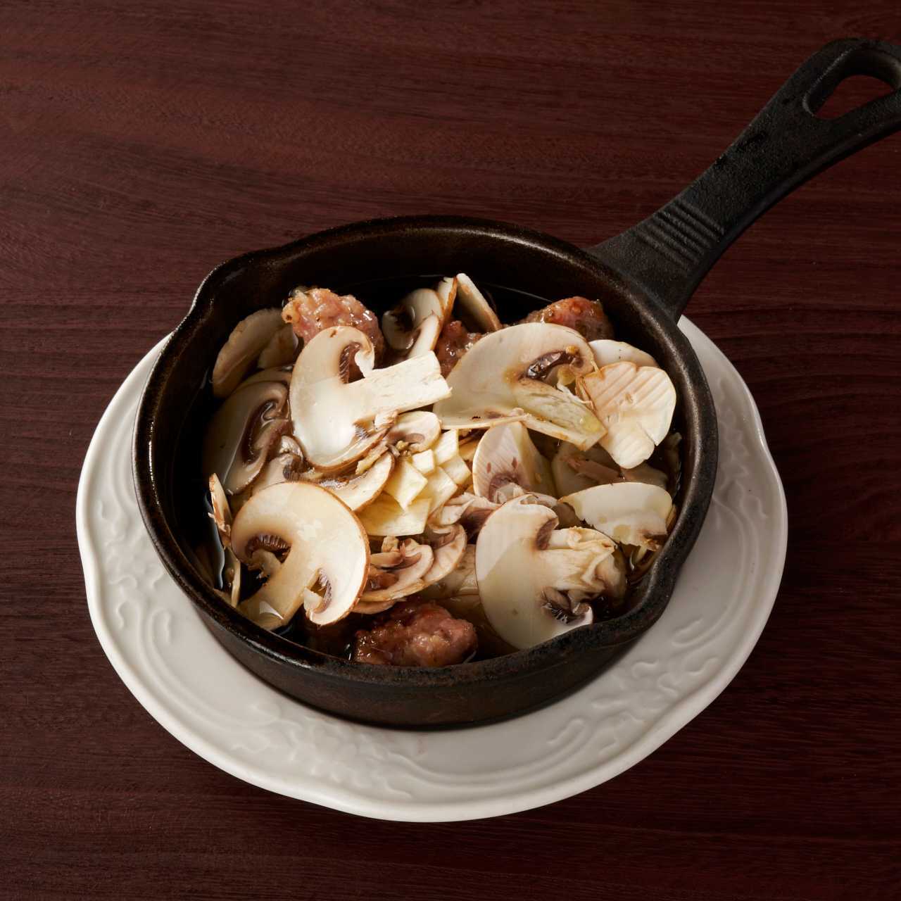 八幡平マッシュルームとサルシッチャのアヒージョ