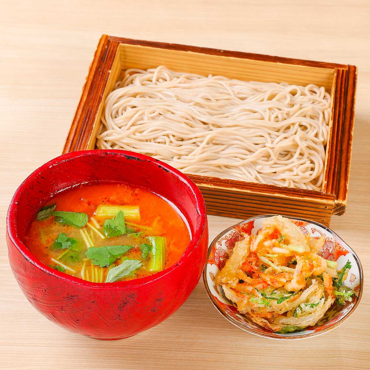 濃蝦味噌湯裡的蕎麥麵，配上炸櫻桃蝦