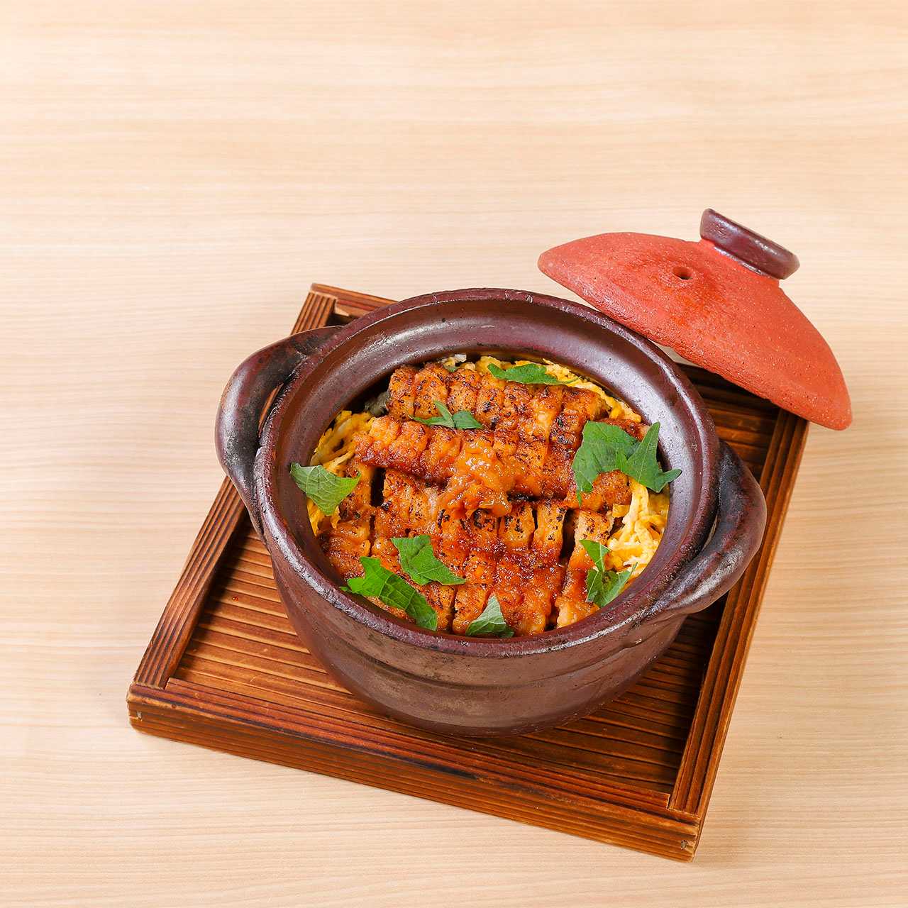 Grilled conger eel and Nanko plum in clay pot rice