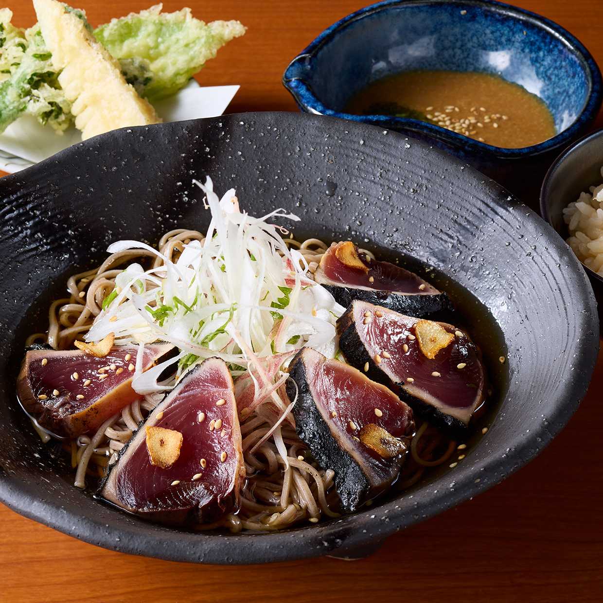 （2月24日から）炙り鰹の香味野菜そば　春野菜天ぷら付き　