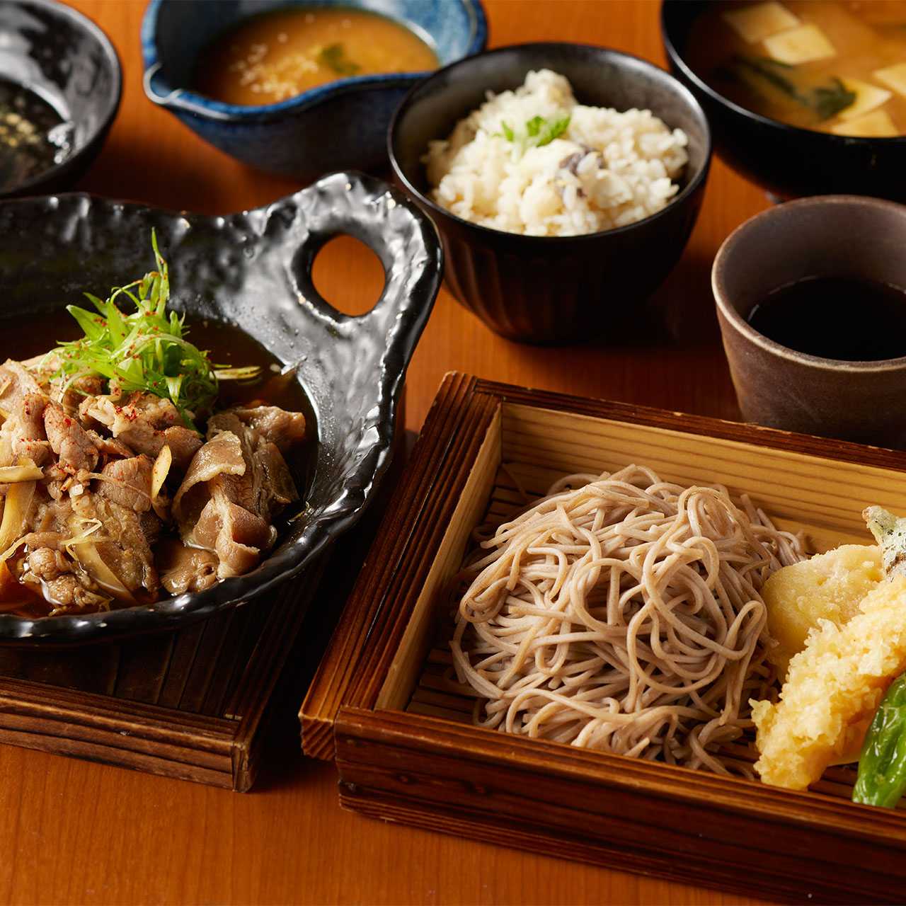 「牛すき煮豆腐と天ぷら蕎麦御膳」　鯛めし食べ放題付き　