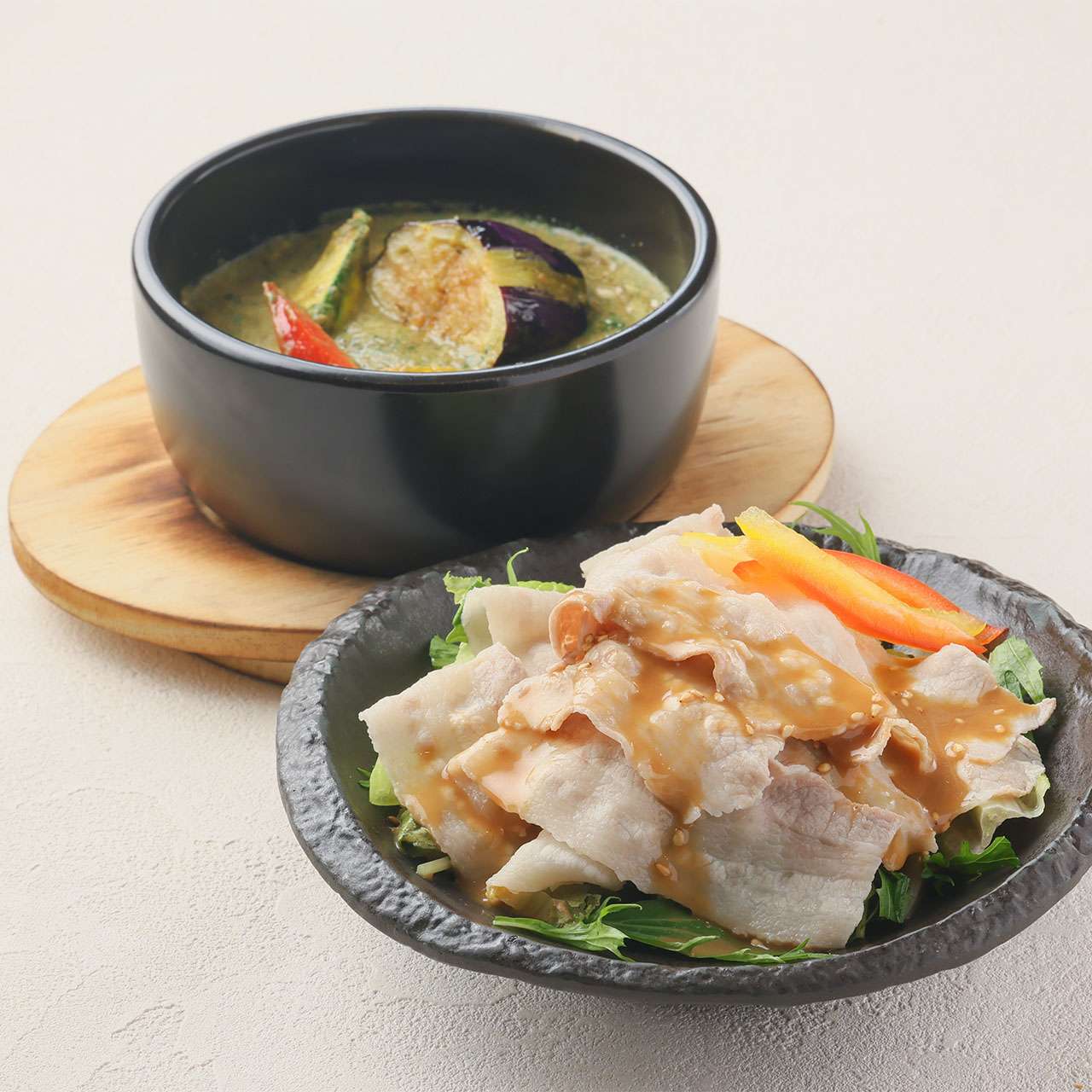 蝦湯夏季蔬菜湯咖哩和冷豬肉沙拉套餐