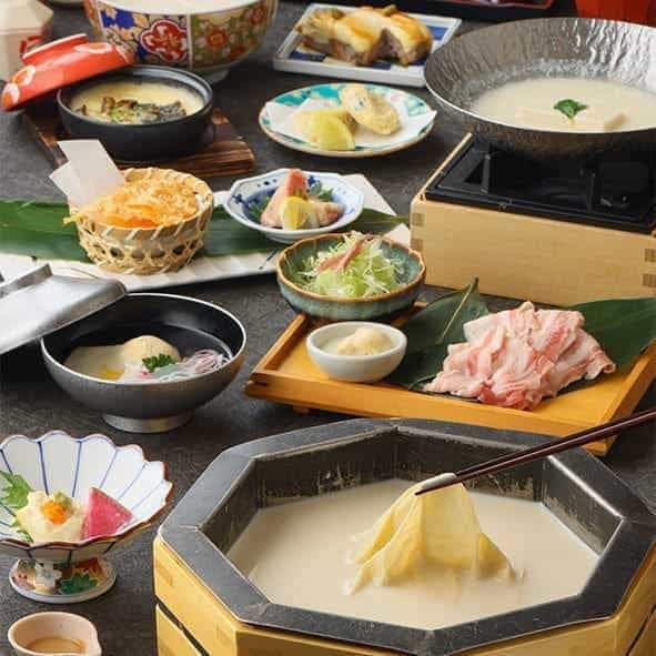 無限暢飲 7,500日圓（含稅） 豆腐皮湯汁「Kirame」黑毛及牛豆漿涮鍋