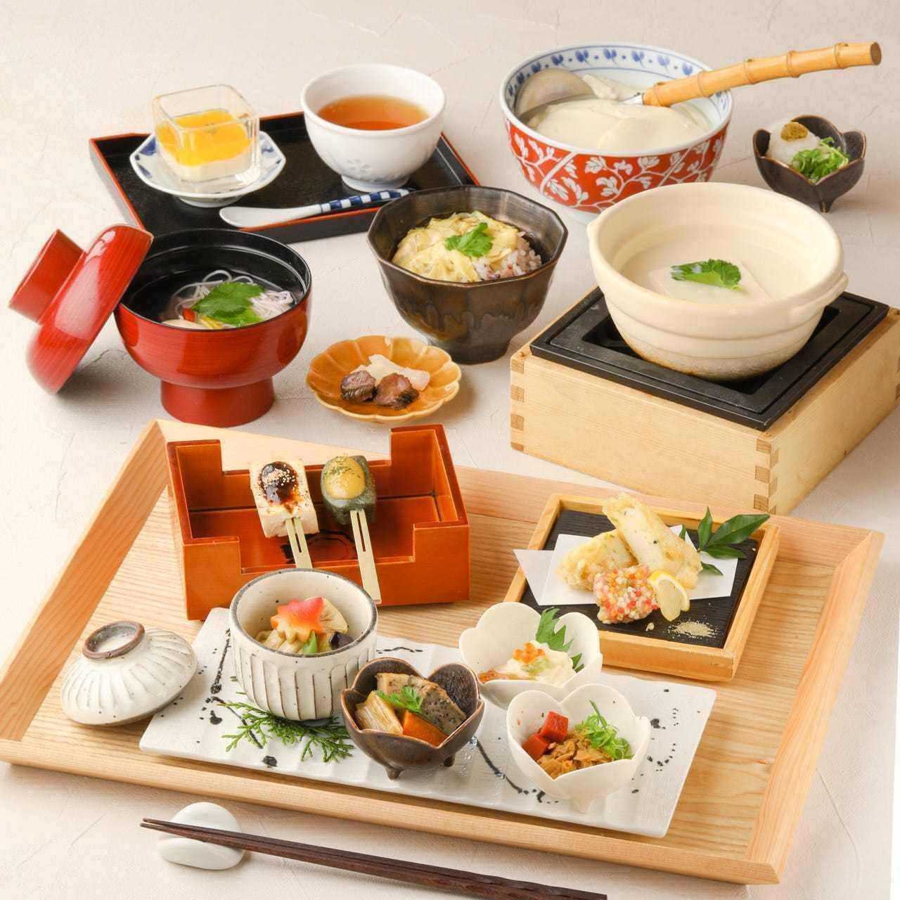 享用「Yakkaku Gozen」套餐中的豆腐、腐竹和生麩