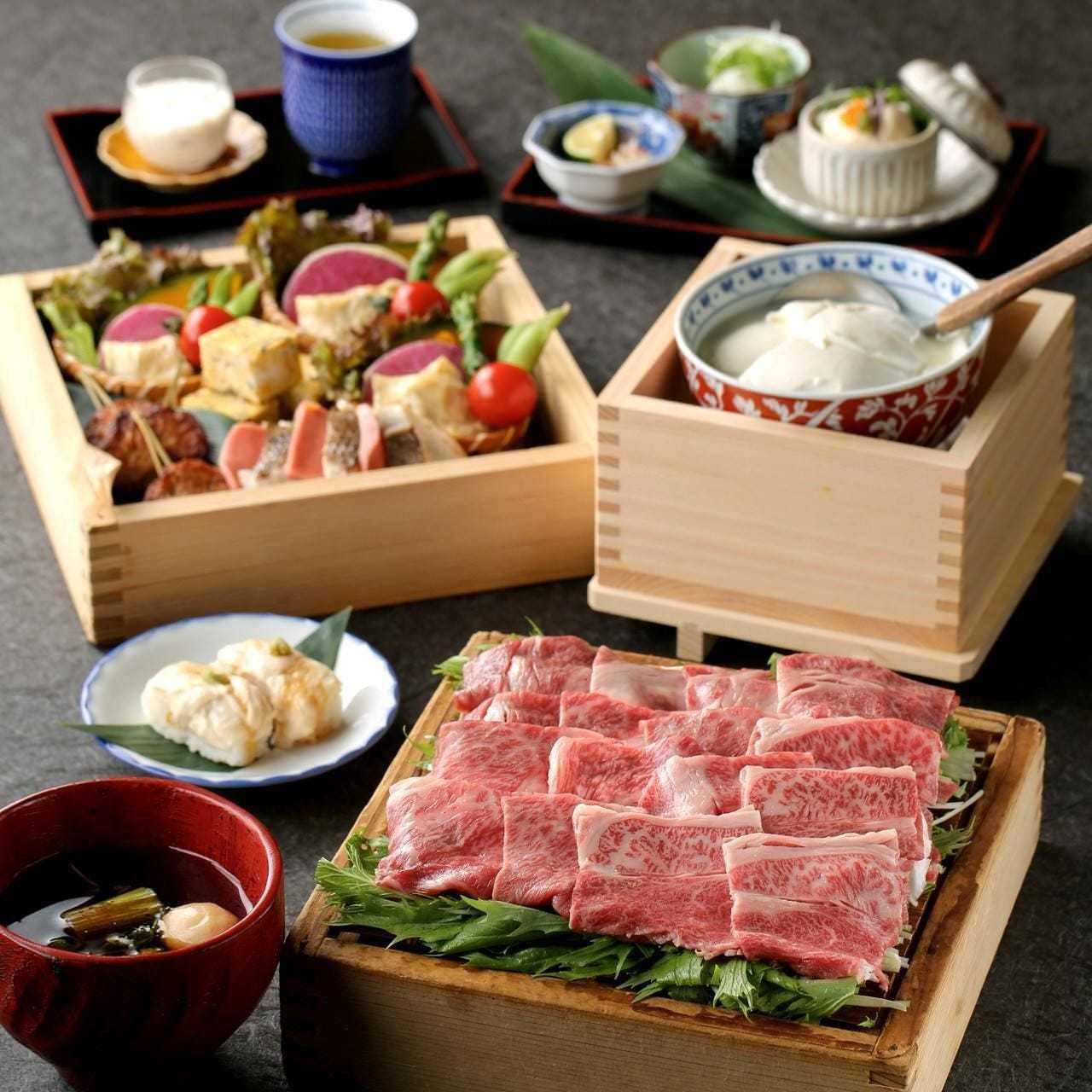 無限暢飲 7,000日圓（含稅） 黑毛和牛和新鮮豆腐無限暢飲的“吟釀清蒸懷石”
