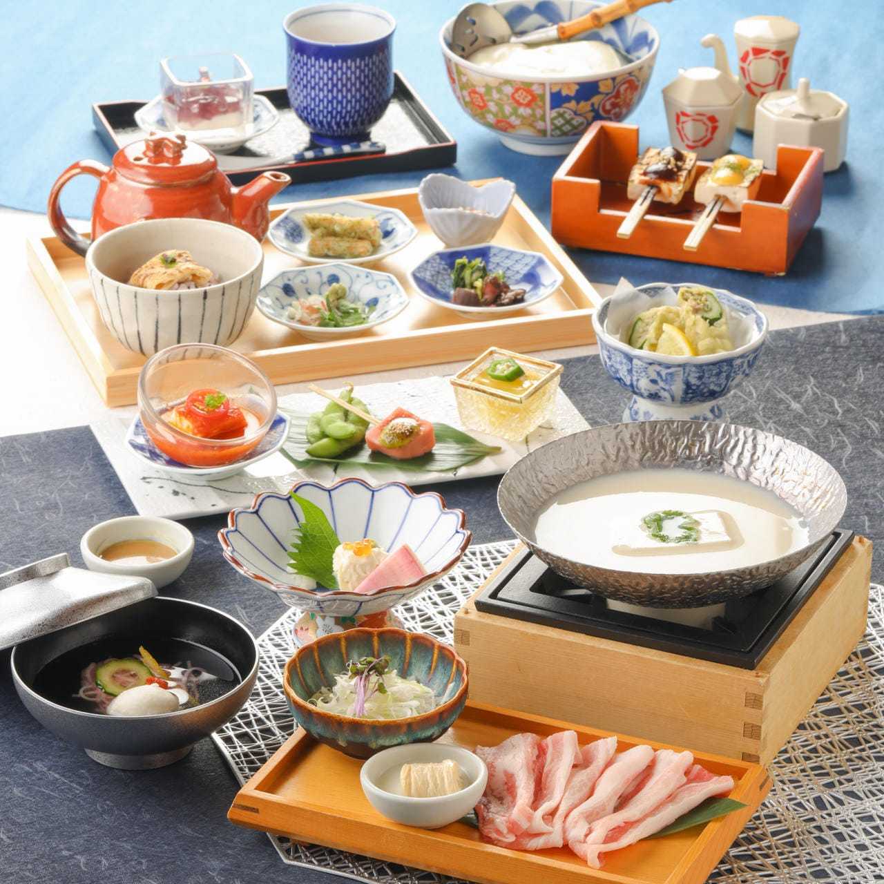 個別菜餚：八咖哩懷石料理「樂」 主菜：京都豬肉和豆腐皮豆漿涮鍋 ※5月27日起