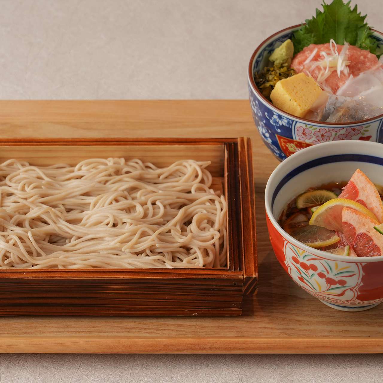柑橘と合鴨そぼろのせいろ蕎麦と海鮮丼
