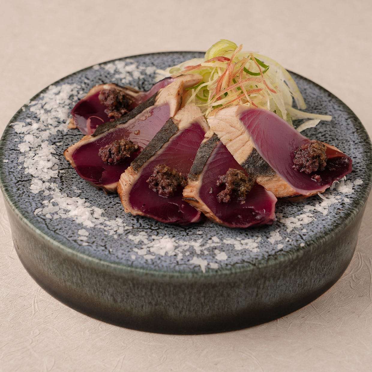 鰹の塩たたき　酒盗オリーブ