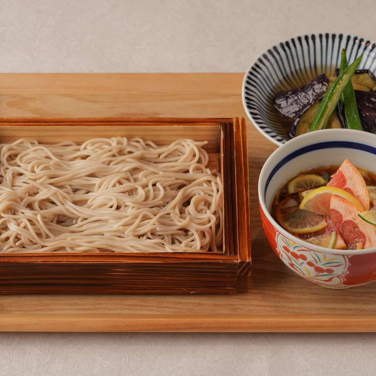 柑橘と合鴨そぼろのせいろ蕎麦　野菜の揚  げ浸し付き