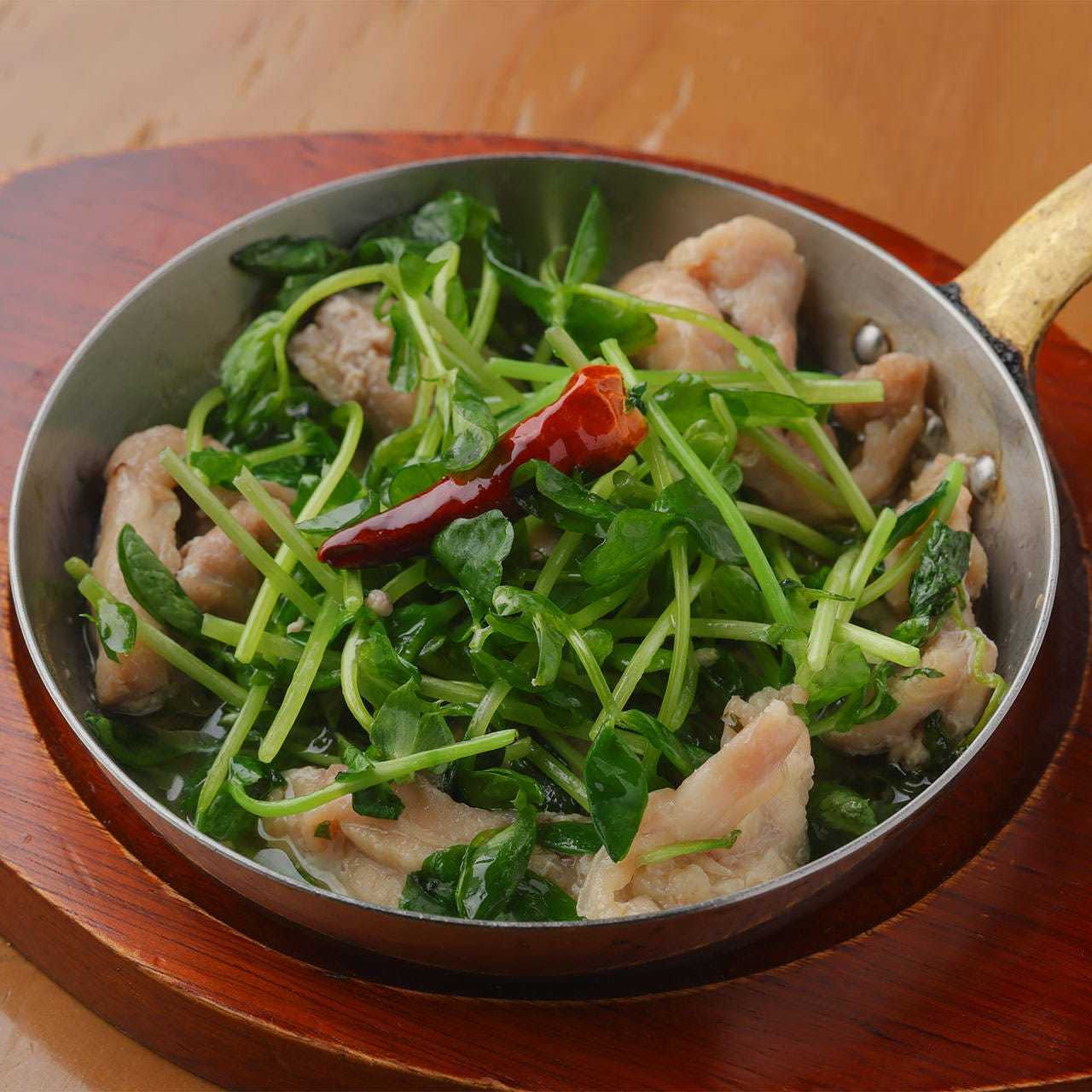 せせりと豆苗のアヒージョ