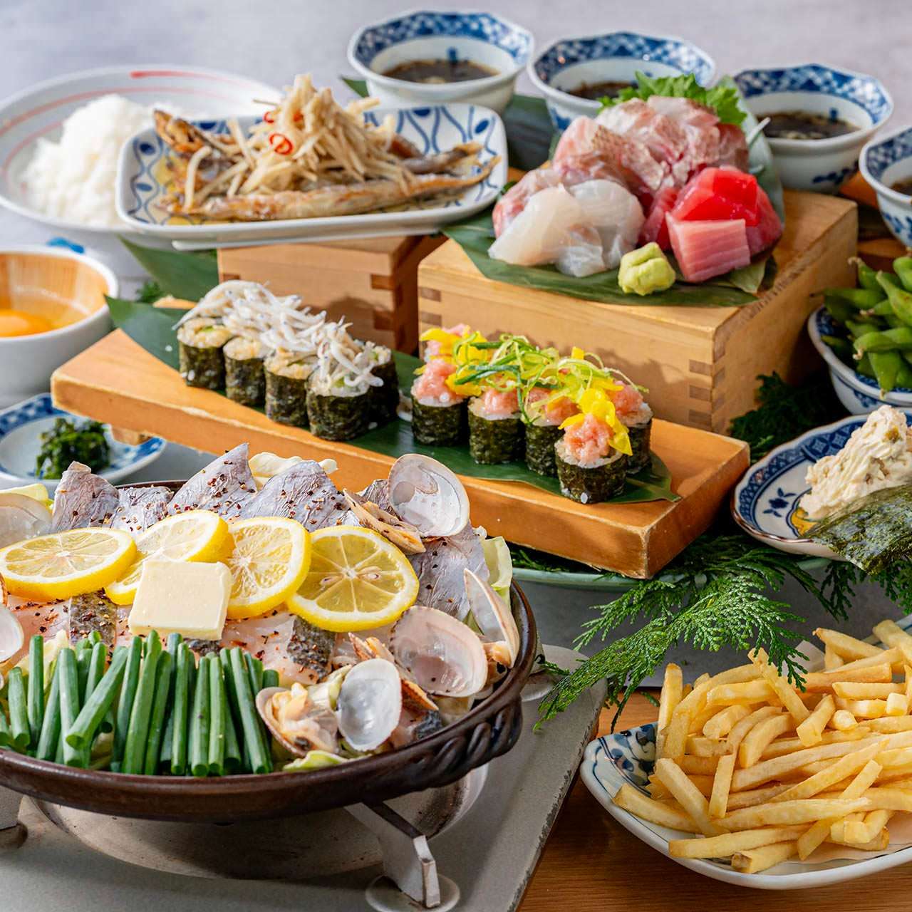 [Summer Party] Assortment of 3 kinds of sashimi, steamed sea bass and swordfish on a ceramic plate, 2 hours of all-you-can-drink included, 4,500 yen *For 3 or more people