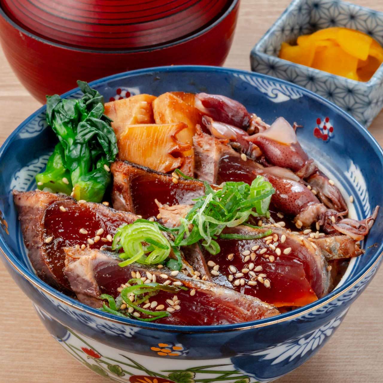 【季節限定】藁焼き鰹とホタルイカの海鮮丼