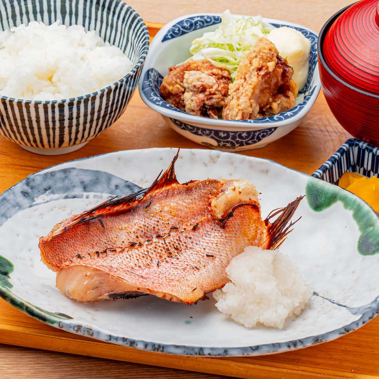 本日の焼魚と唐揚げ定食
