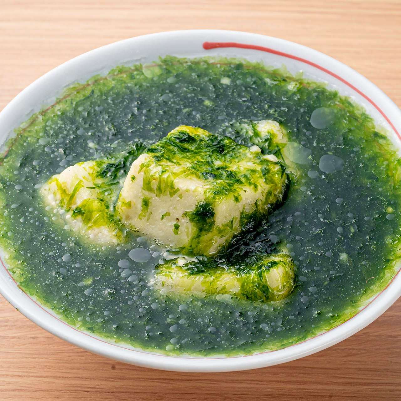 Fresh seaweed and deep-fried tofu
