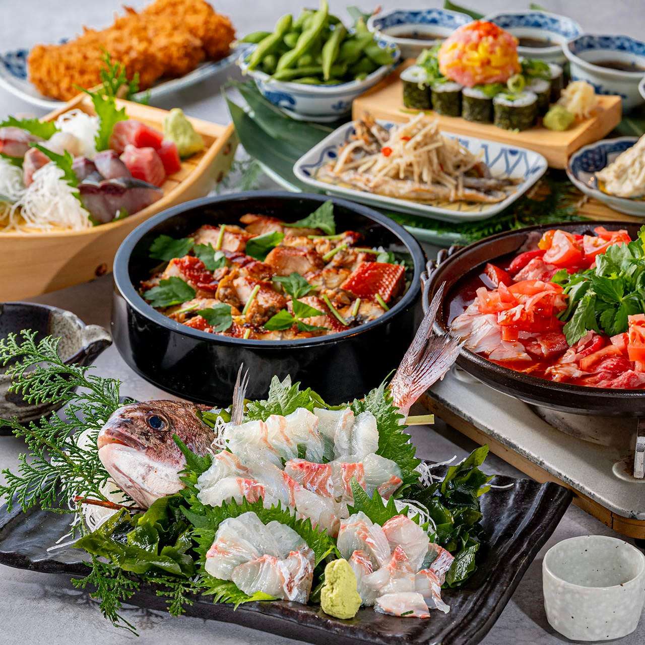 [Summer Party] Shingle-killed red sea bream sashimi, 3 kinds of sashimi and steamed Japanese beef on a ceramic plate, 2 hours all-you-can-drink included, 6,000 yen *For 4 people or more