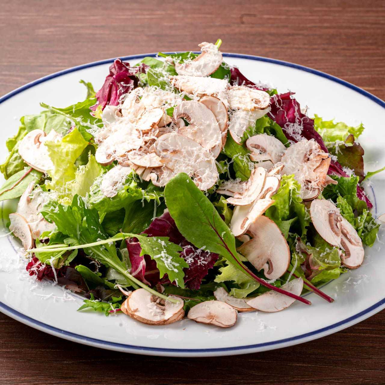 マッシュルームとシチリアレモンドレッシングのグリーンサラダ