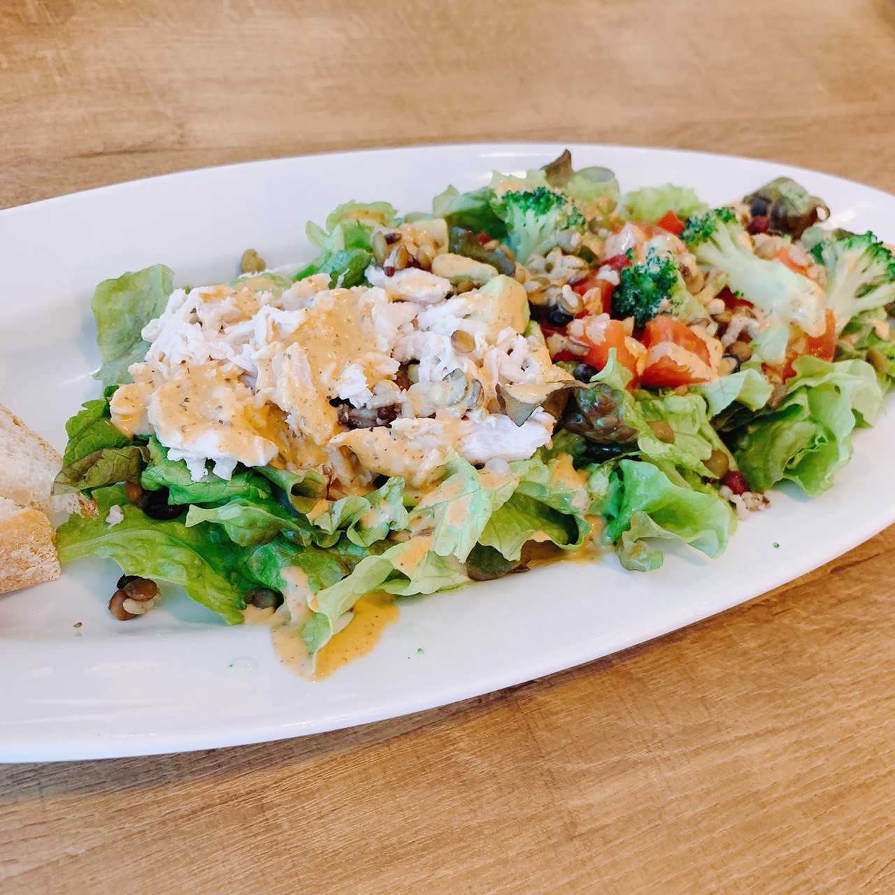 ４種のドレッシングが選べる！サラダプレートランチ