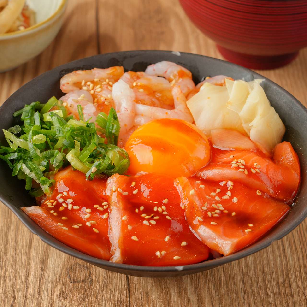 韓国風サーモンと甘海老のユッケ丼		