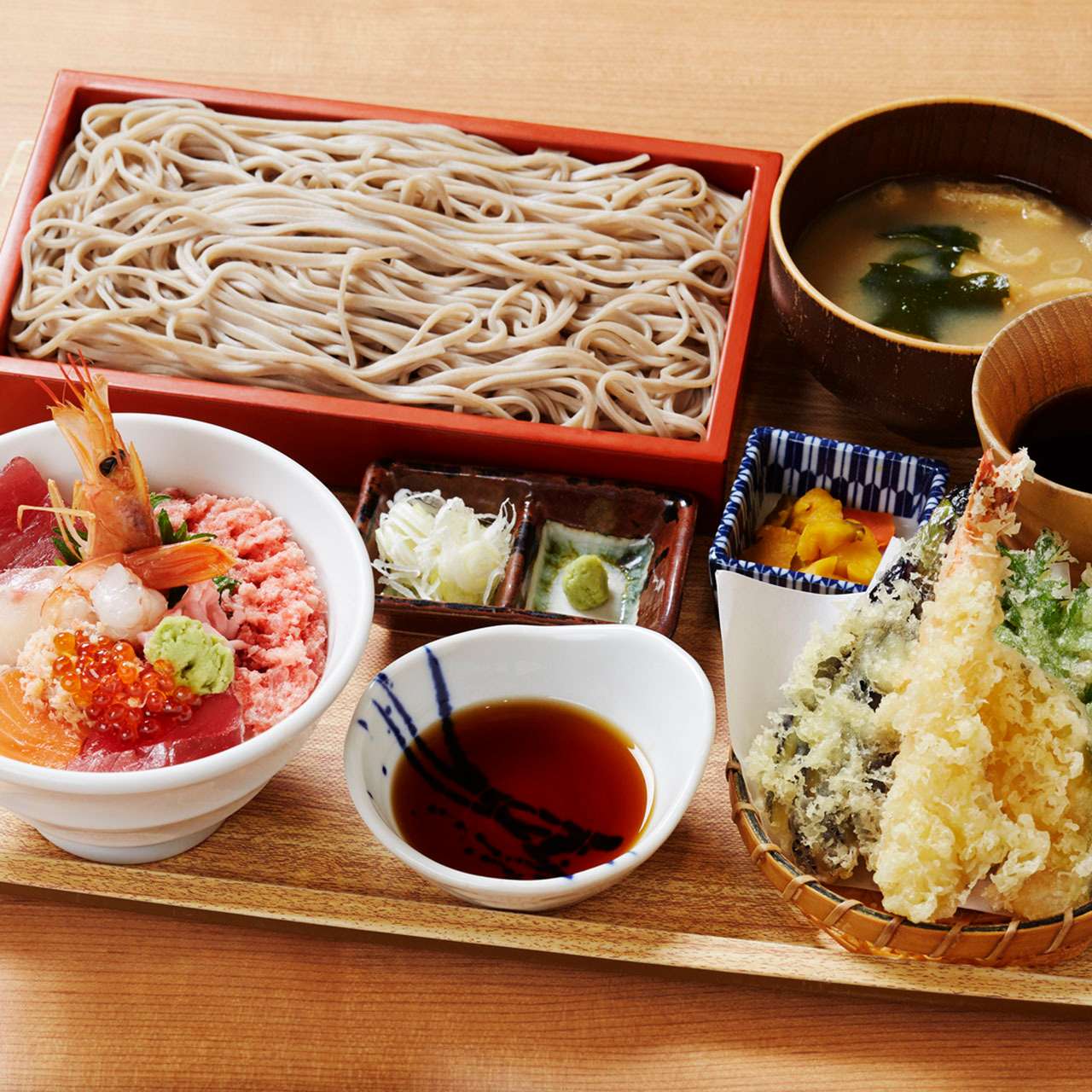 本まぐろ入り海鮮丼と天ぷら・蕎麦御膳