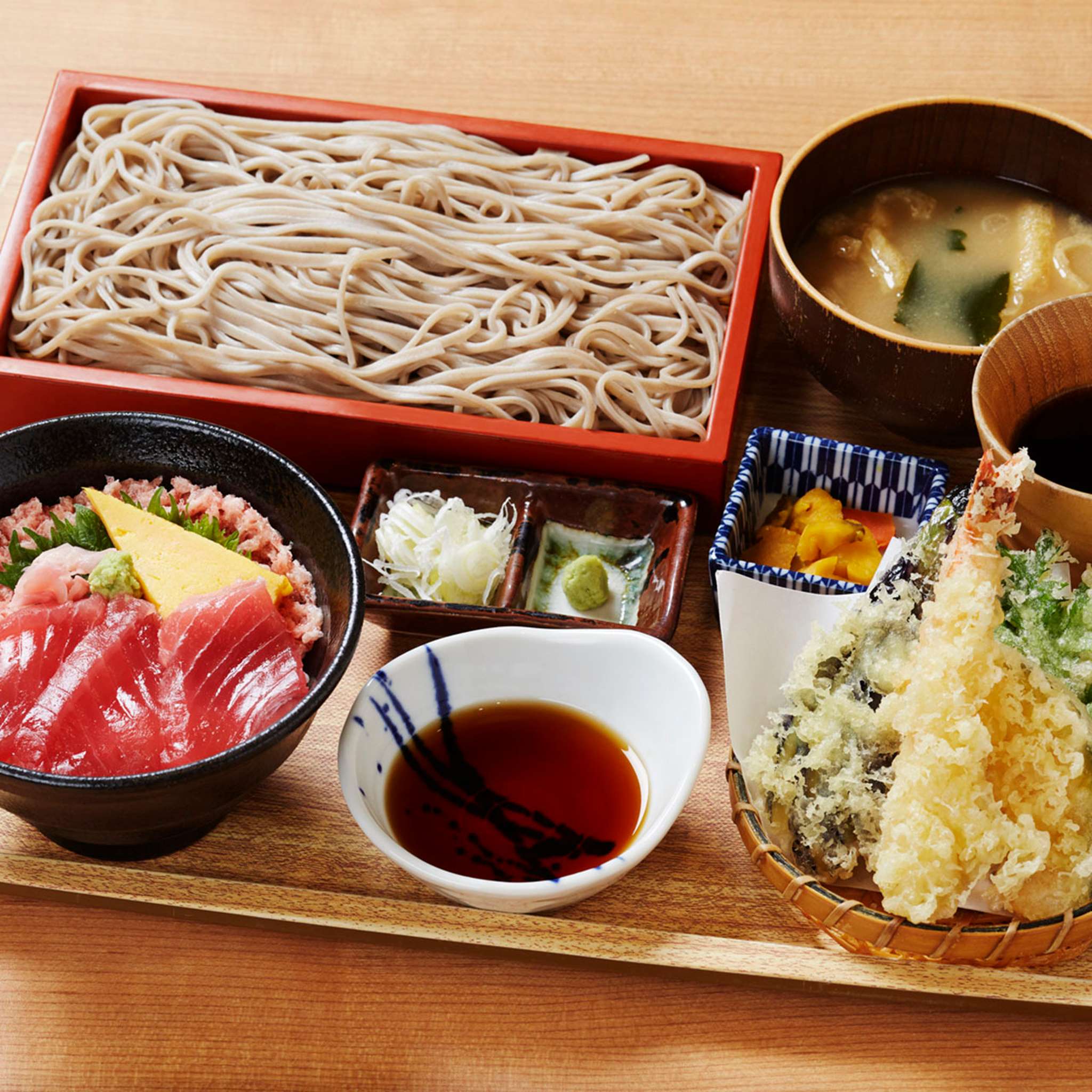 本まぐろとネギトロ丼と天ぷら・蕎麦御膳