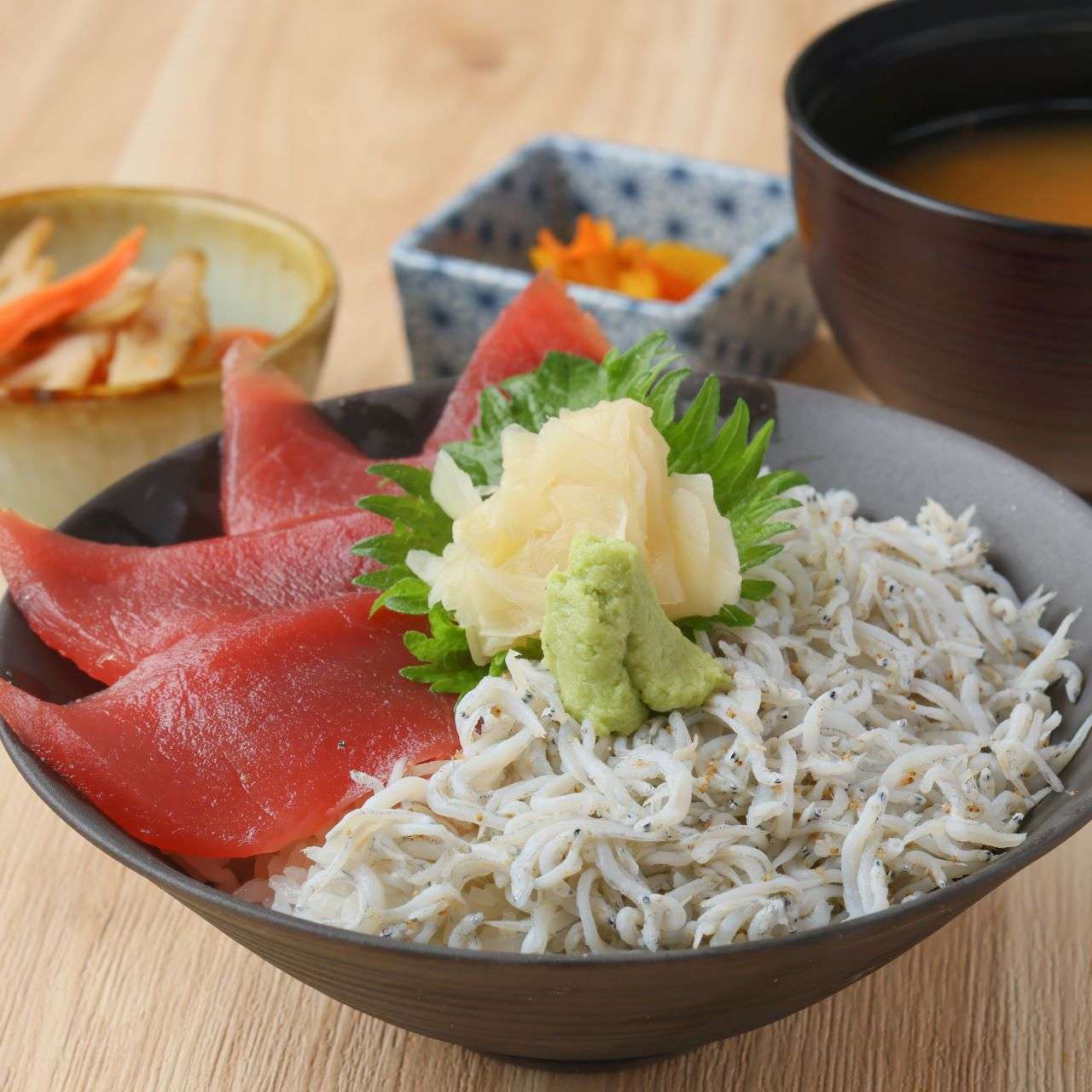 三崎まぐろと釜揚げしらす丼
