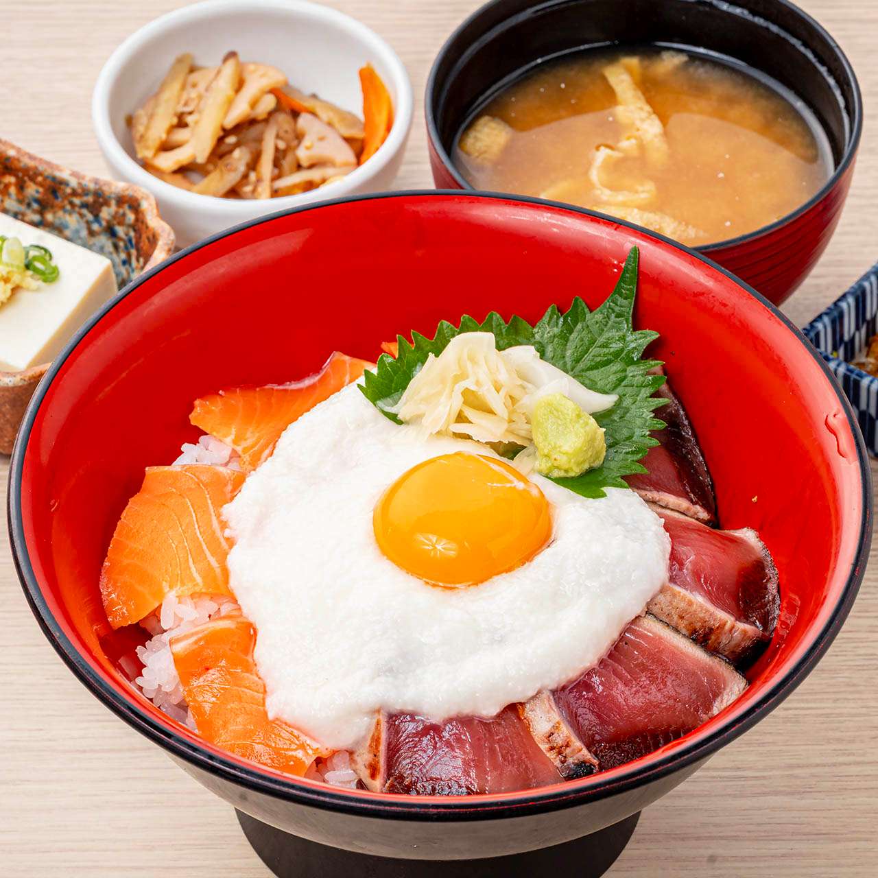 サーモンと鰹のとろろ月見丼