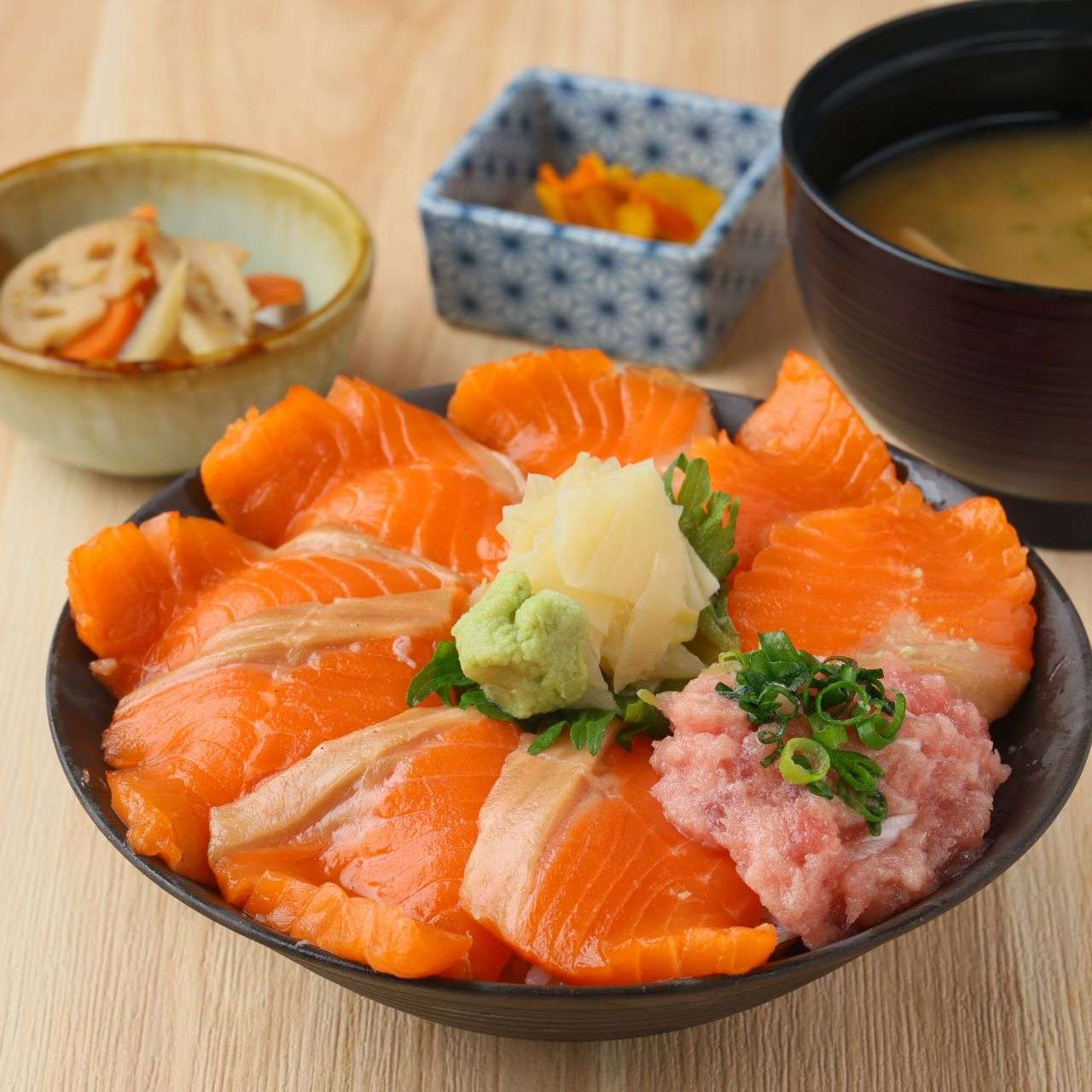  サーモンとまぐろネギトロ丼