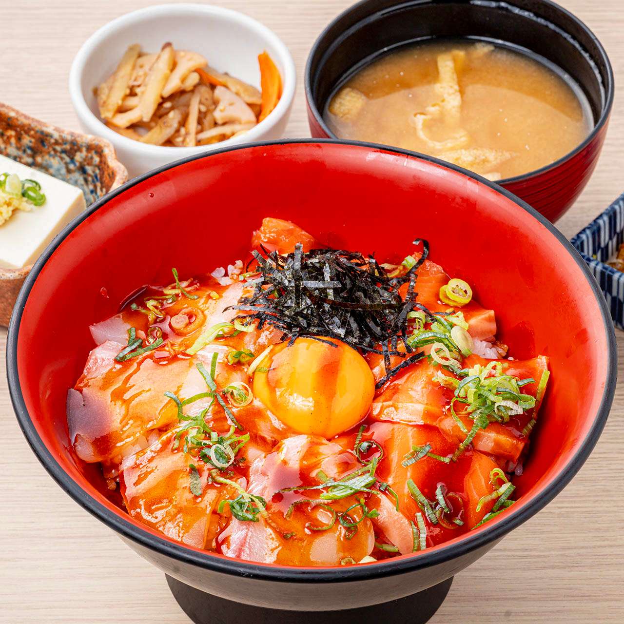 サーモンと鯛の甘辛月見丼