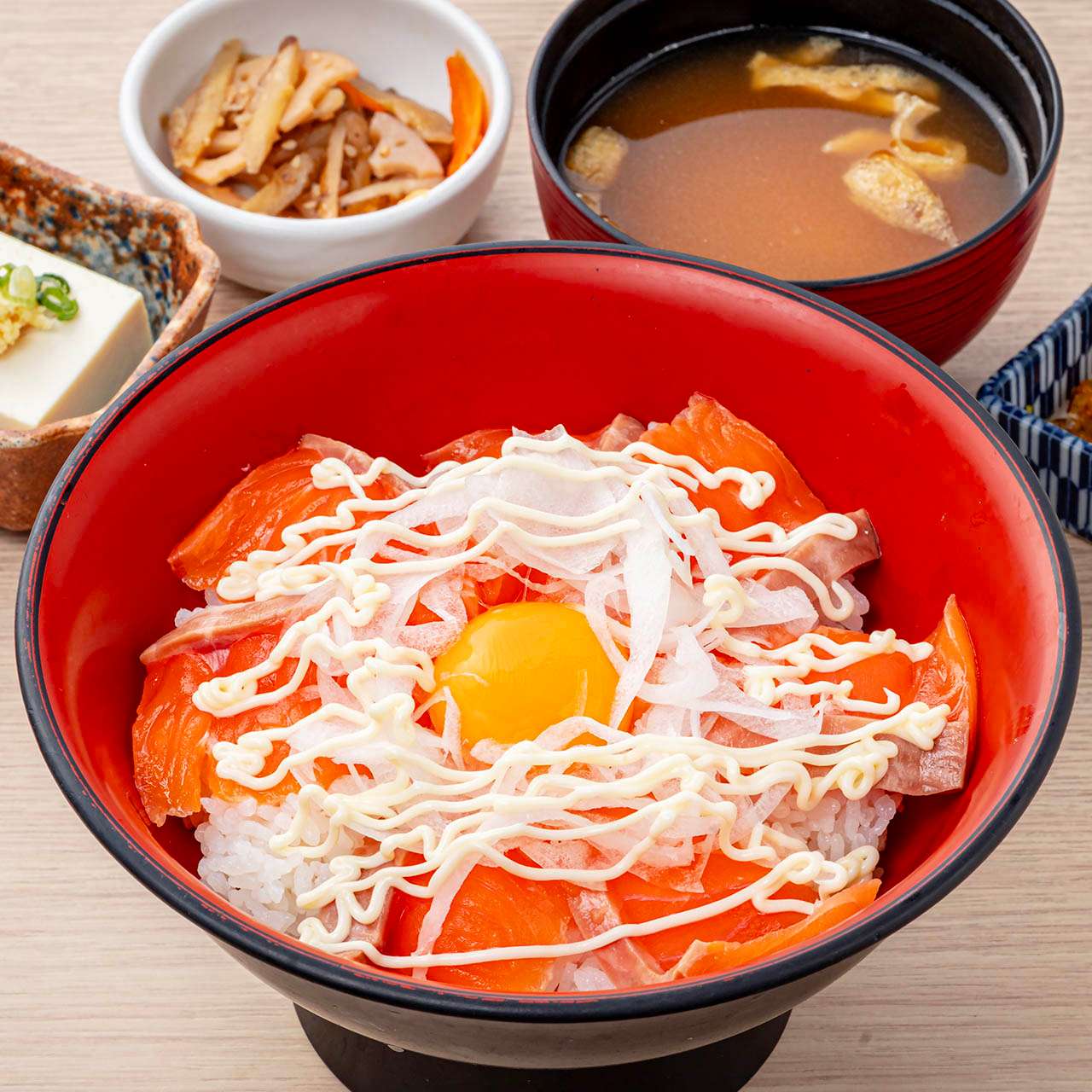 サーモンオニマヨ月見丼