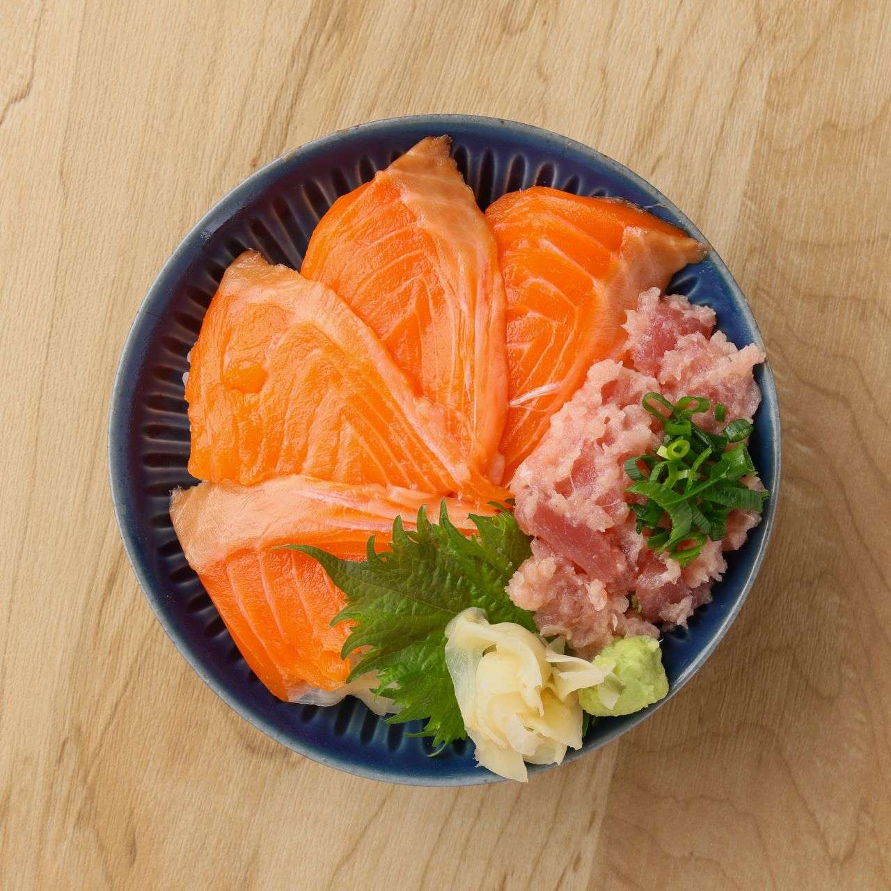 サーモンとネギトロ丼