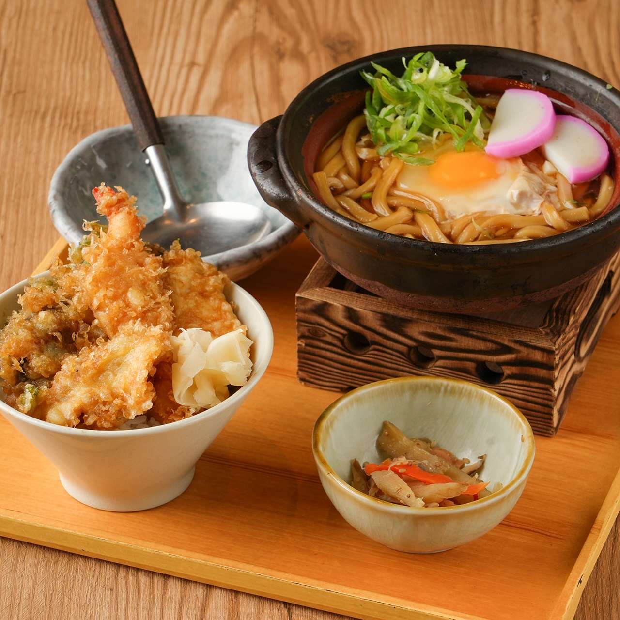 鍋焼きうどんと選べるハーフ丼