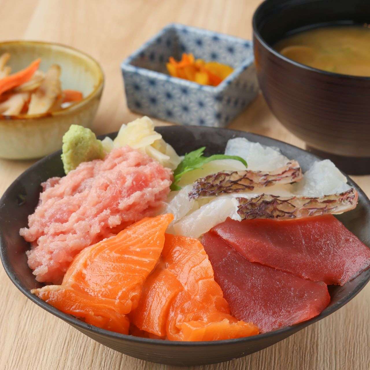 三崎まぐろ・鯛・サーモンの三色丼